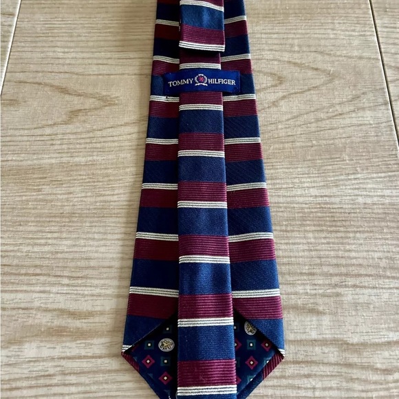 TOMMY HILFIGER VINTAGE
STRIPED BURGUNDY TIE - Picture 3 of 6